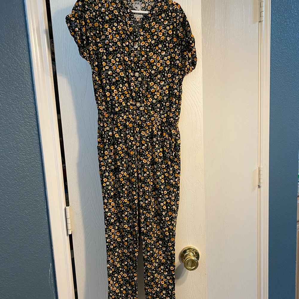 One piece girls jump suit size s 6-6x never worn